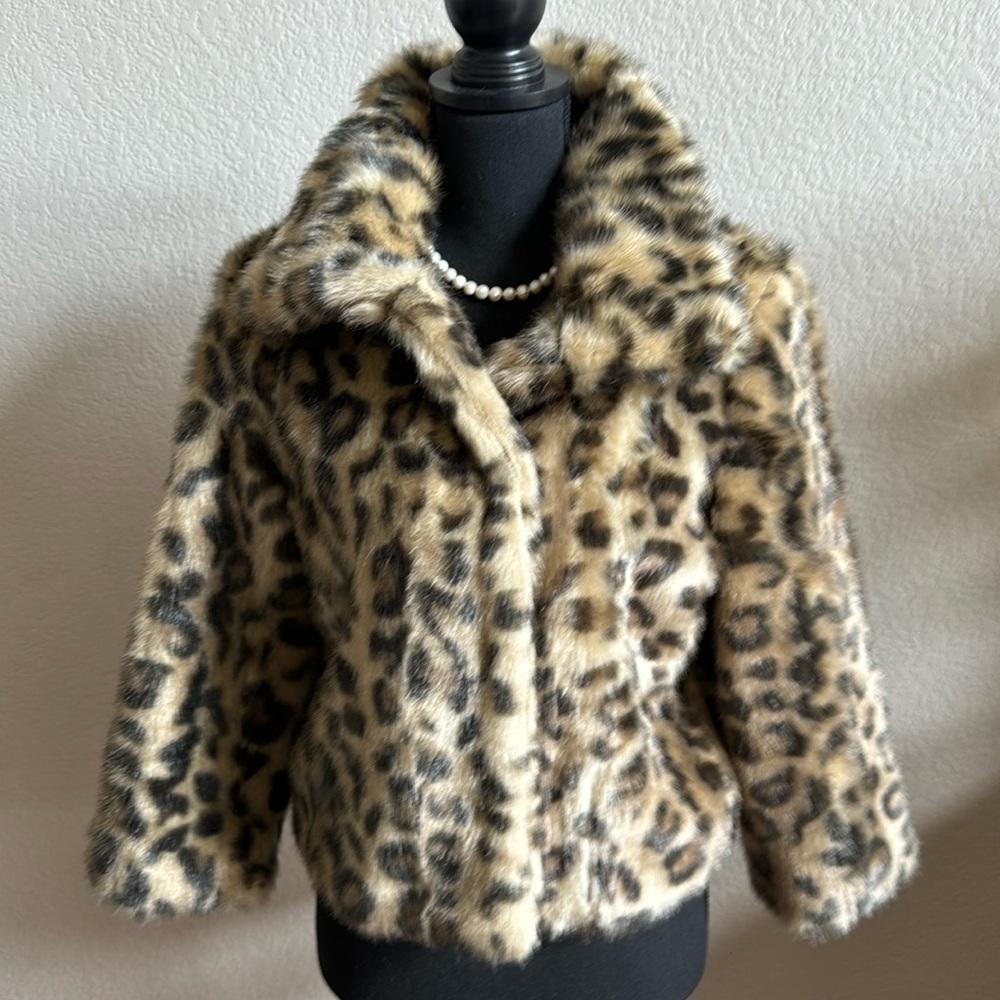 Cropped cheetah, faux fur jacket with pockets!! In excellent condition!